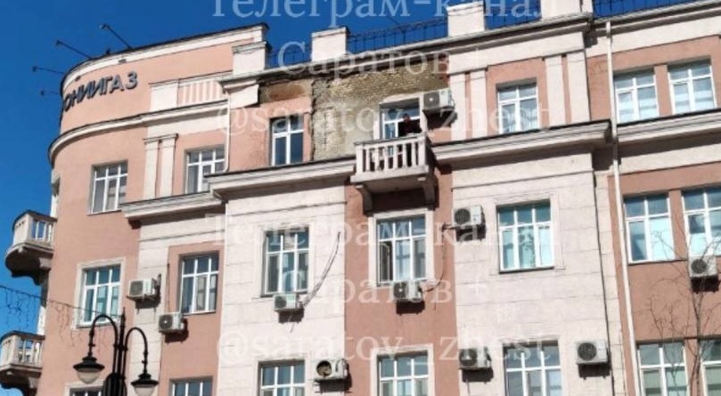 Часть фасада обвалилась с исторического здания на проспекте Столыпина